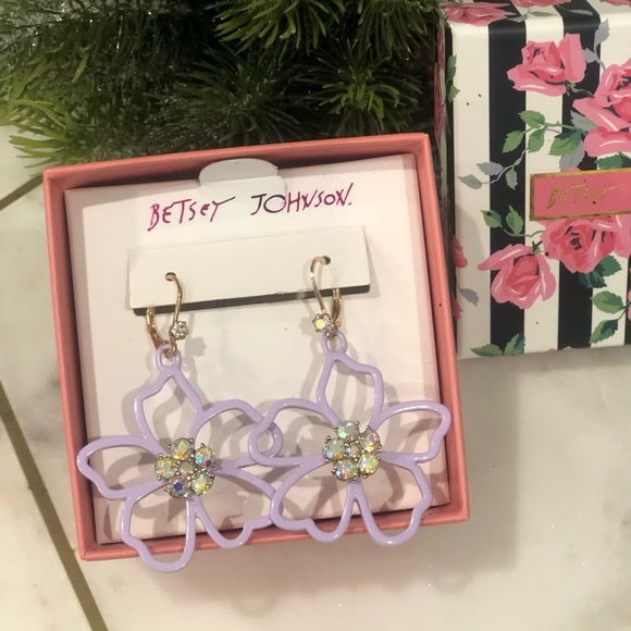 ✨NWT✨ Betsey Johnson Flower Show Open Frame Flower Drop Light Purple Earrings - Picture 3 of 5